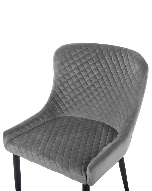 Et sæt med 2 grå velourpolstrede stole med sorte metalben til en spisestue i retro glamourstil