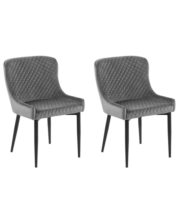 Et sæt med 2 grå velourpolstrede stole med sorte metalben til en spisestue i retro glamourstil