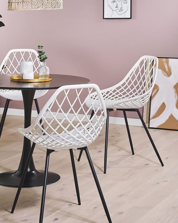 Set med 2 Matstolar Vit Syntetisk Sits Svarta Metallben Nätdesignat Ryggstöd Modern Skandinavisk