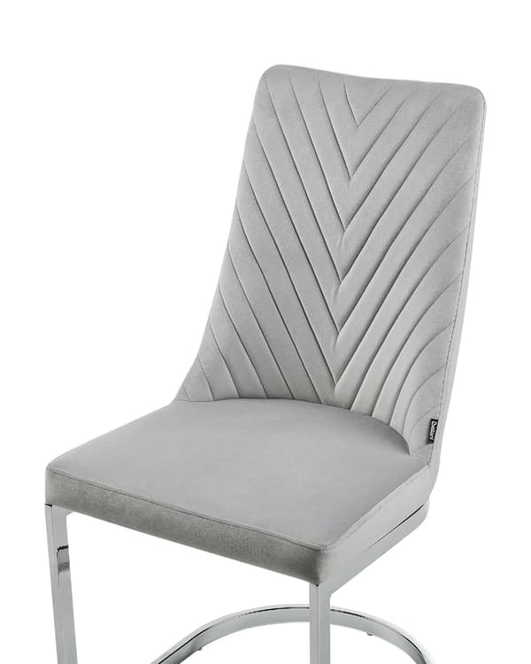 Et sæt med 2 Spisestuestole i Grå Velour med Kromben til en Moderne Spisestue i Glamourøs Stil