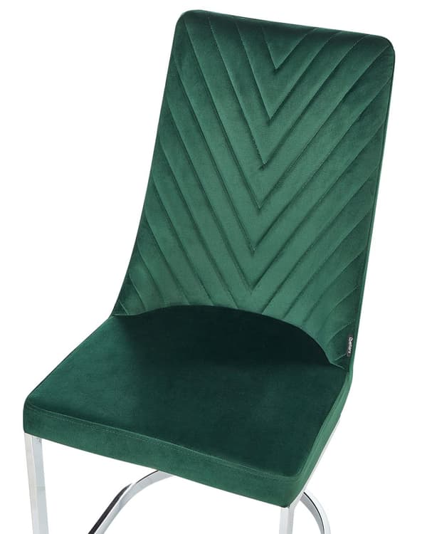 Et sæt med 2 Spisestuestole i Mørkegrøn Velour med Kromben til en Moderne Spisestue i Glamourøs Stil