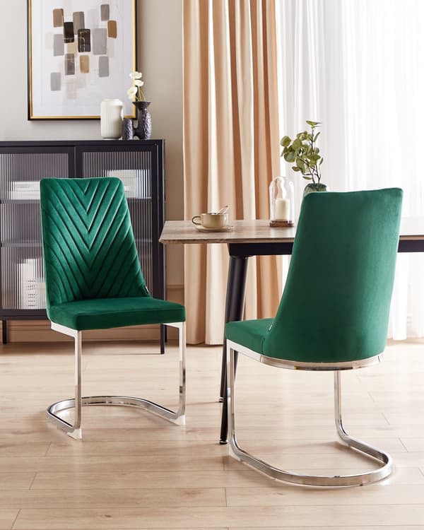 Et sæt med 2 Spisestuestole i Mørkegrøn Velour med Kromben til en Moderne Spisestue i Glamourøs Stil