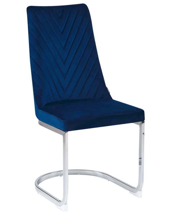 Et sæt med 2 Spisestuestole i Mørkeblå Velour med Kromben til en Moderne Spisestue i Glamourøs Stil