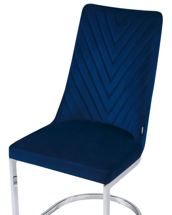 Et sæt med 2 Spisestuestole i Mørkeblå Velour med Kromben til en Moderne Spisestue i Glamourøs Stil