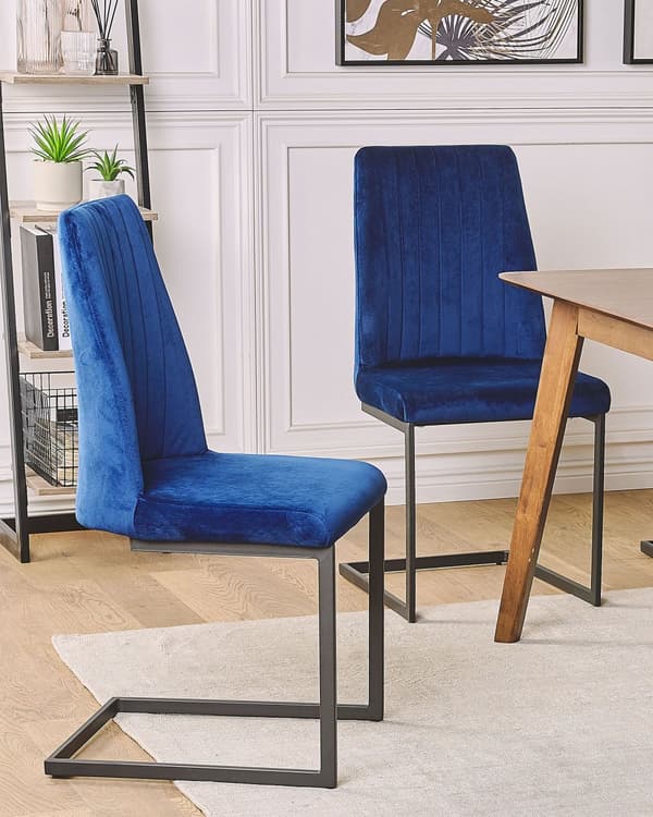Et Sæt af 2 Blå Velourstole med Sort Metalben til Spisestuen Retro Moderne Stil