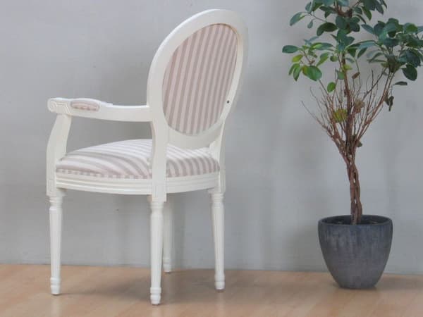 Rokoko/Amaretta spisestuestol med armlæn i antik hvid, antik patineret med beige stribet stof.