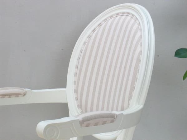 Rokoko/Amaretta spisestuestol med armlæn i antik hvid, antik patineret med beige stribet stof.