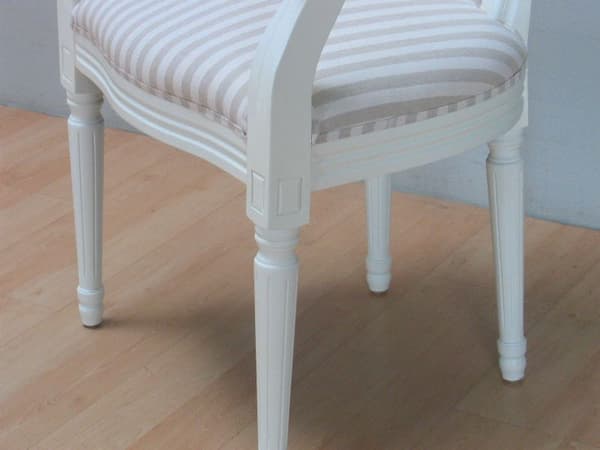 Rokoko/Amaretta spisestuestol med armlæn i antik hvid, antik patineret med beige stribet stof.