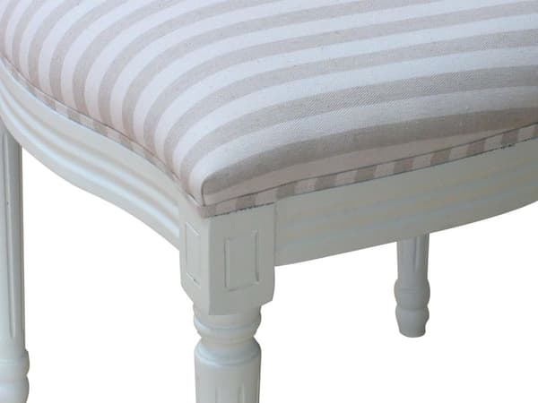 2 x Rokokko/Amaretta spisestol i antikk hvit med beige stripet stoff.