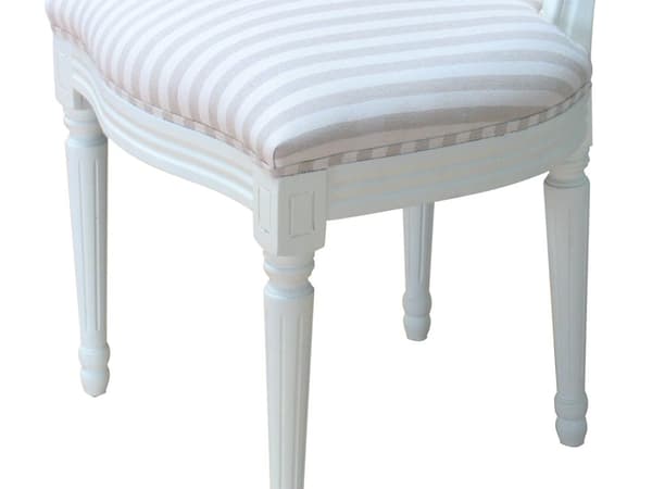 2 x Rokokko/Amaretta spisestol i antikk hvit med beige stripet stoff.