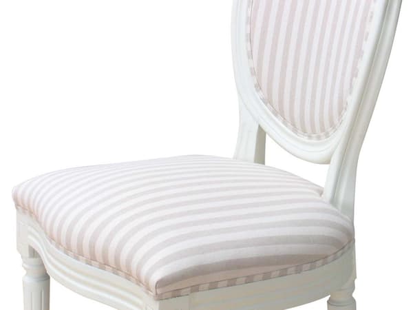 2 x Rokokko/Amaretta spisestol i antikk hvit med beige stripet stoff.
