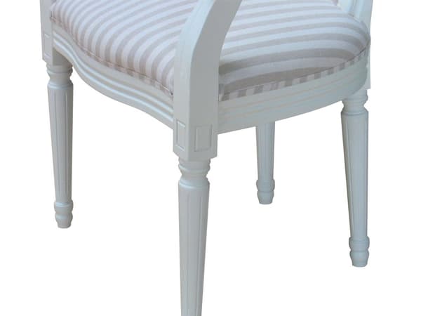Rokokko/Amaretta spisestol med armlener i antikk hvit med beige stripet stoff.