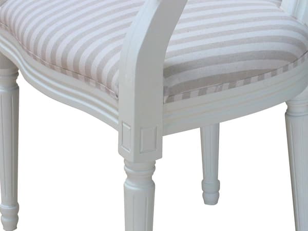 Rokokko/Amaretta spisestol med armlener i antikk hvit med beige stripet stoff.