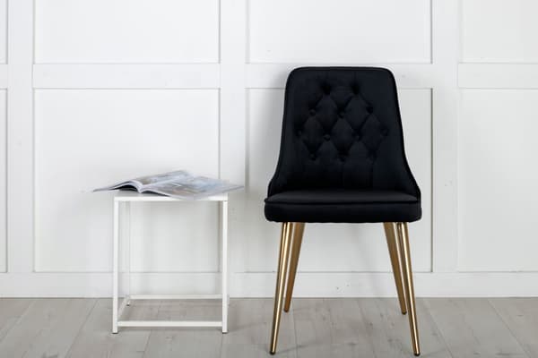 2 x VelvetDeluxe spisestuestoler velour svart, messing dekor.