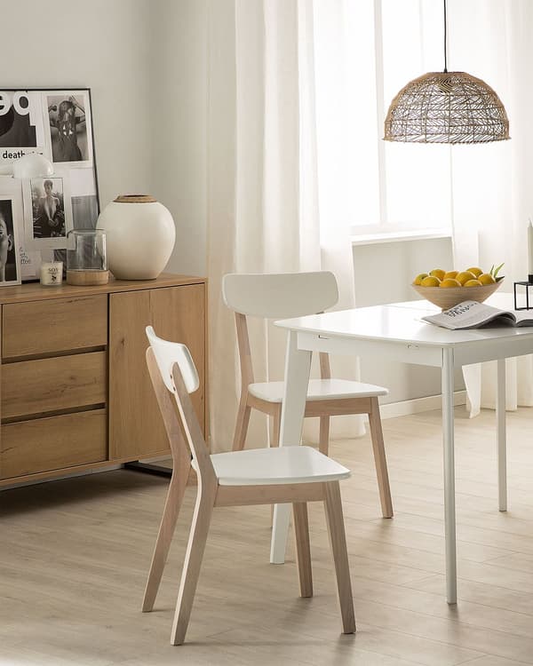 Sett med 2 spisebordsstoler i hvitt med ben i lyst tre Moderne retrostil
