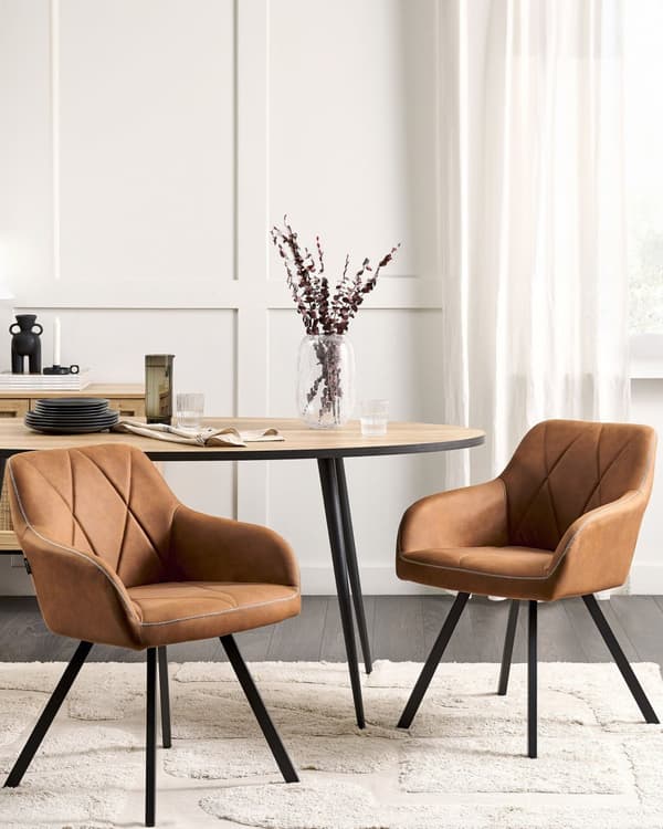 Sett med 2 spisestuestoler i brunt stoff med armlene Vattert ryggstøtte Svarte metallben Retro Overgangsstil