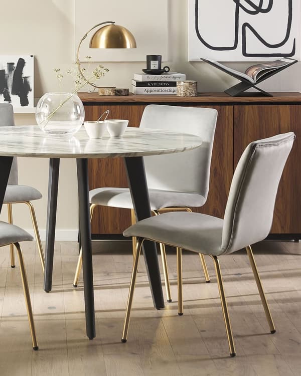 Sett med 2 spisestuestoler i grå fløyel uten arm Gull metallben Retro Glam