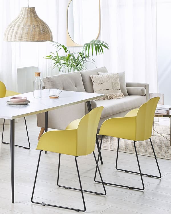 Spisestoler 2 stk gul plaststoler svart metallben moderne
