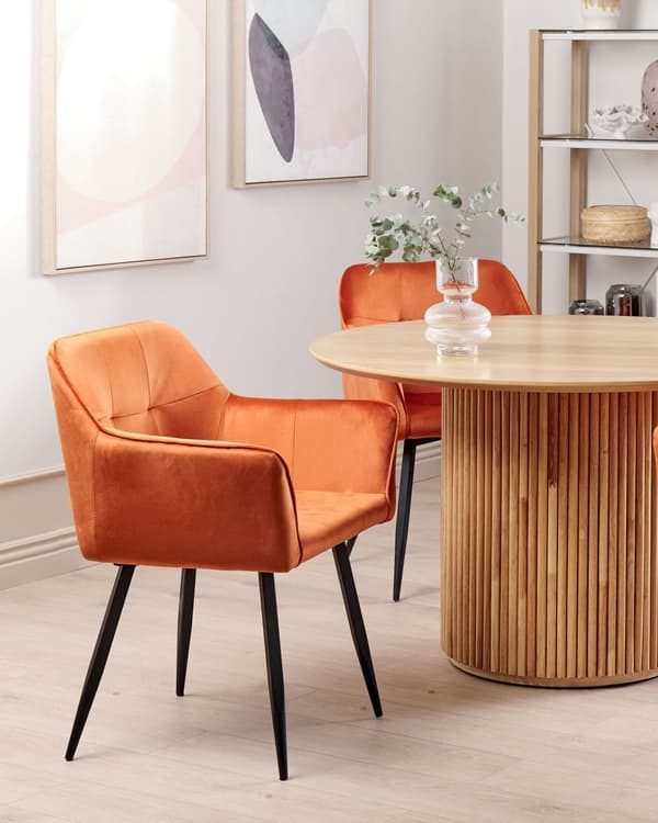 Set av 2 Middagsstolar Orange Beige Sammetsklädd Sits med Armstöd Svarta Metallben
