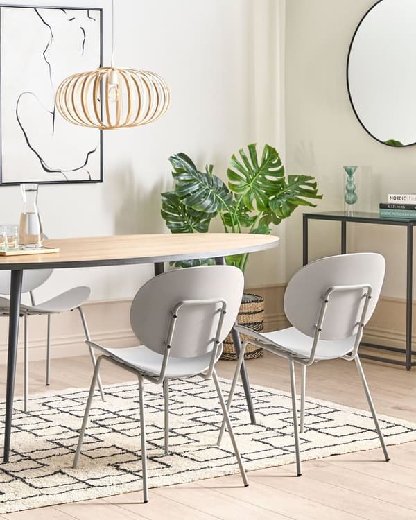 Uppsättning med 2 matstolar Ljusgrå syntetisk sits Metallben Minimalistisk design Ryggstöd Modern Skandinavisk