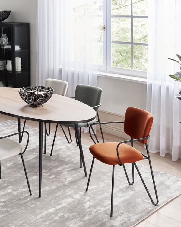 Uppsättning med 2 matstolar Orange polyester med strukturell tygklädsel Svarta metallben Armlöst böjt ryggstöd Modern modern design