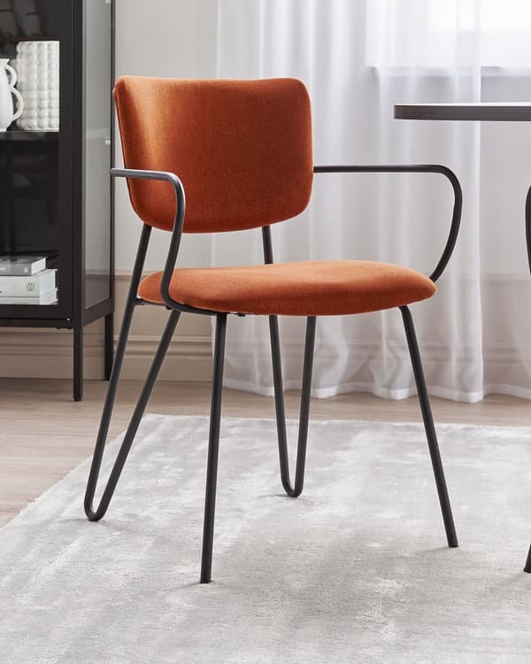 Uppsättning med 2 matstolar Orange polyester med strukturell tygklädsel Svarta metallben Armlöst böjt ryggstöd Modern modern design