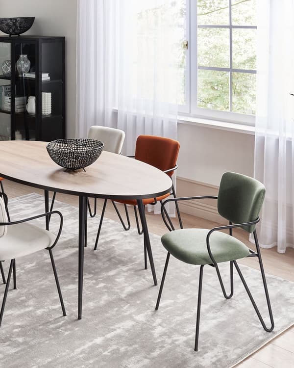 Uppsättning med 2 matstolar Mörkgrön polyester med strukturell tygklädsel Svarta metallben Armlöst böjt ryggstöd Modern modern design