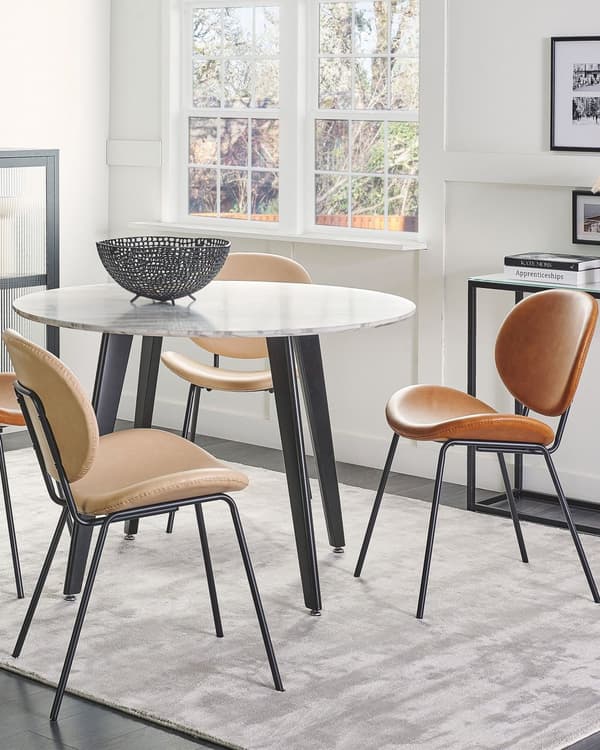 Uppsättning med 2 matstolar Sandbeige Armlösa benkåpor Konstläder PU Svarta järnben Modern retrodesign Sittplatser i matsalen