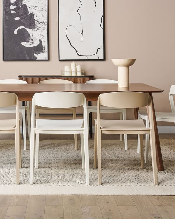 Uppsättning med 2 matstolar Vit Stapelbar Armless Benskydd Plast Konferensstolar Samtida Modern Design Matrum Sittplatser