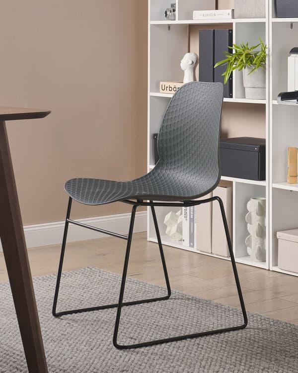 Set med 4 matstolar Mörkgrå Stapelbar Armlös Benskydd Plast Svarta Stålben Konferensstol Samtida Modern Skandinavisk Design Matsal Sittplatser