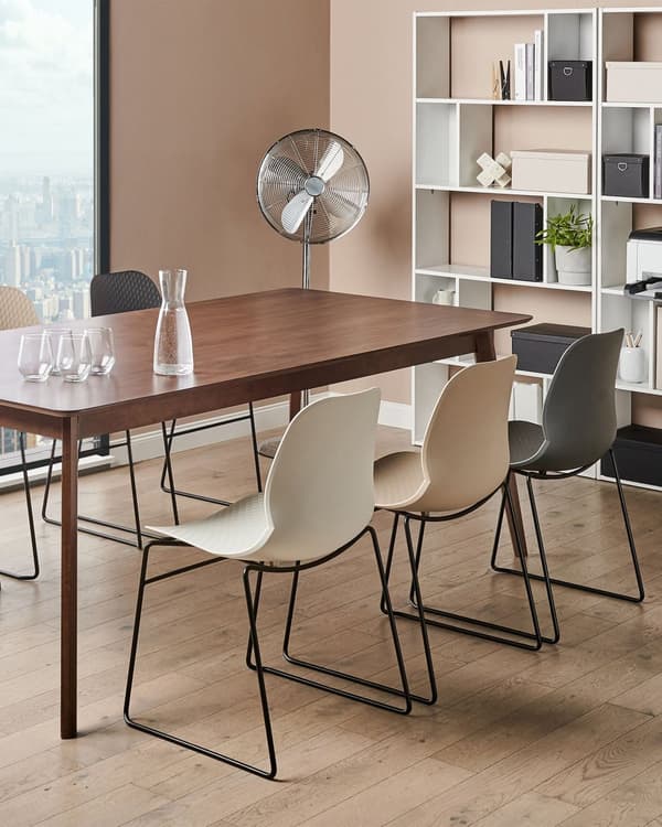 Set med 4 matstolar Beige Stapelbara Armlösa Benkåpor Plast Svarta Stålben Konferensstol Samtida Modern Skandinavisk Design Matsal
