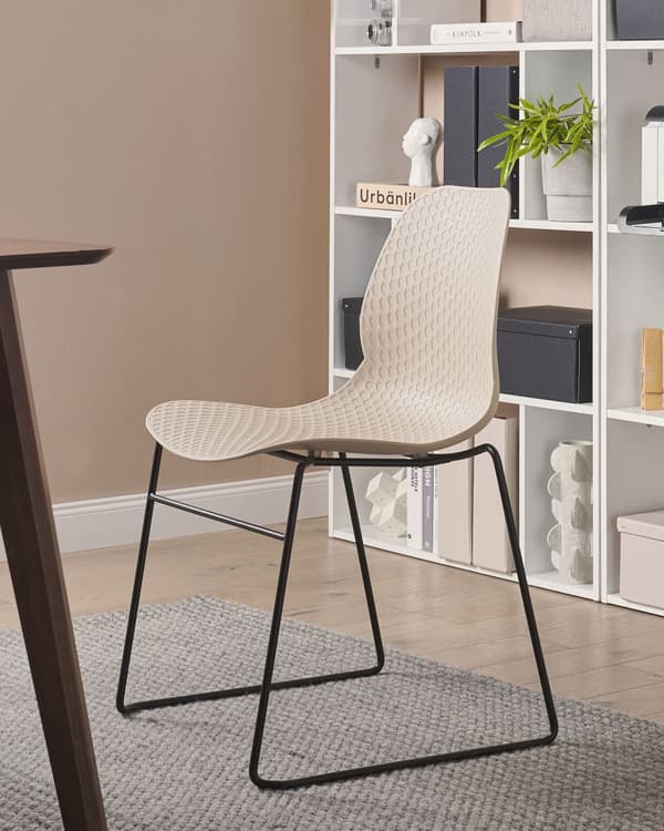 Set med 4 matstolar Beige Stapelbara Armlösa Benkåpor Plast Svarta Stålben Konferensstol Samtida Modern Skandinavisk Design Matsal