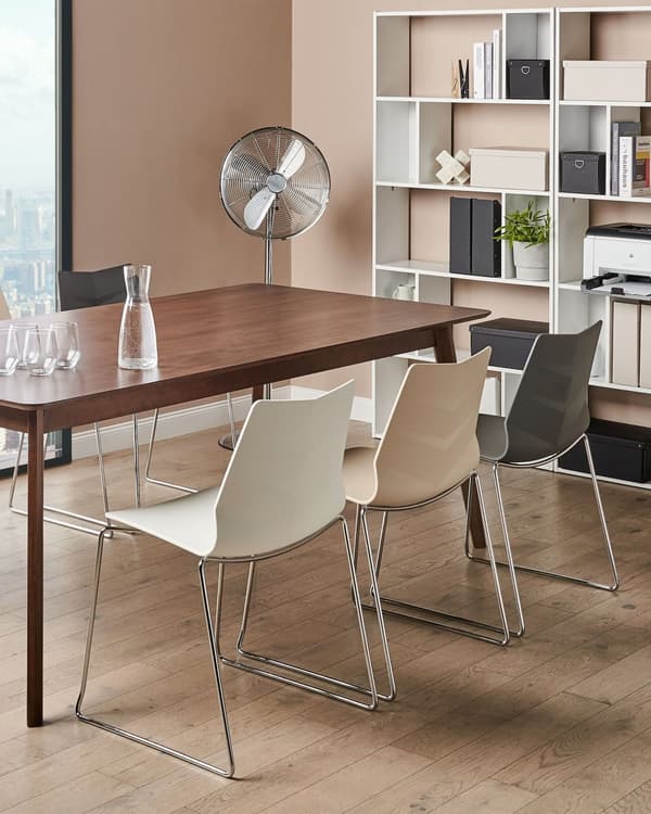 Set med 4 matstolar Mörkgrå Stapelbar Armless Benskydd Plast Stålben Konferensstolar Samtida Modern Skandinavisk Design Matrum Sittplatser