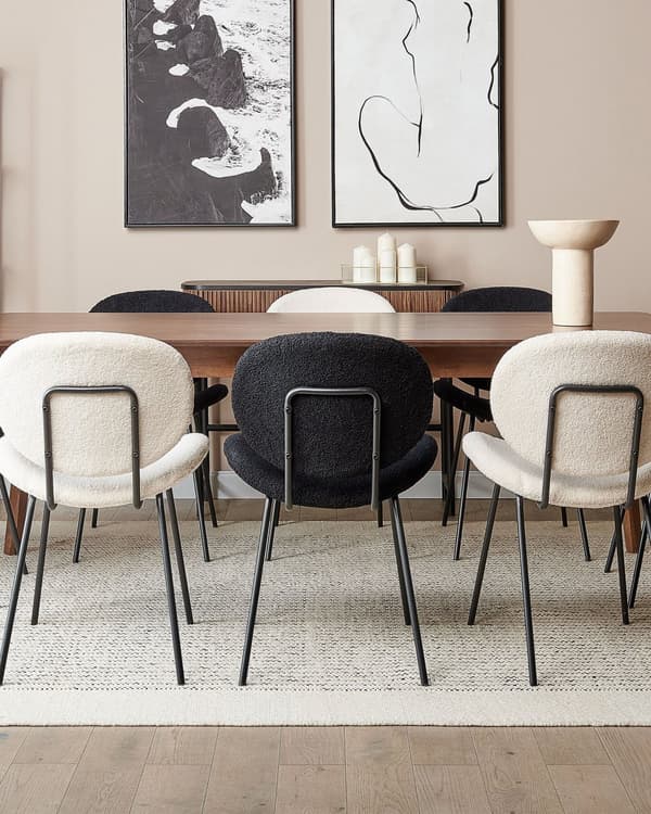 Uppsättning med 2 matstolar Svarta armlösa benkåpor Boucle Svarta järnben Modern retrodesign Sittplatser i matsalen