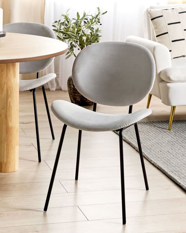 Set om 2 Matstolar Ljusgrå Sammet Armlösa Benkåpor Svarta järnben Modern Retro Design Sittplatser i matsalen
