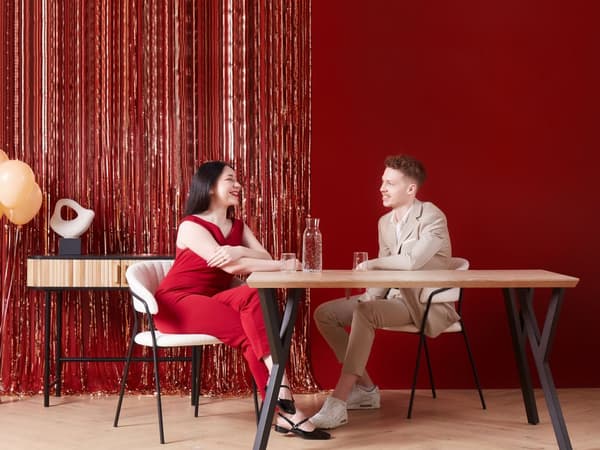Sett med 2 spisestuestoler Off-White Boucle-stofftrekk Svarte metallben med armlener Buet ryggstøtte Moderne, moderne design