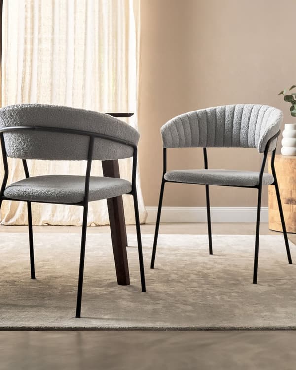 Sett med 2 spisebordsstoler Grå Boucle-stoffkledning Svarte metallben med armlener Buet ryggstøtte Moderne, moderne design
