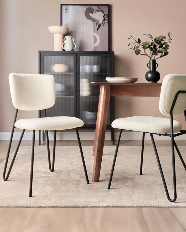 Sett med 2 spisestuestoler Off-White Boucle-kledning Svarte metallben Armless Curved Backrest Moderne moderne design