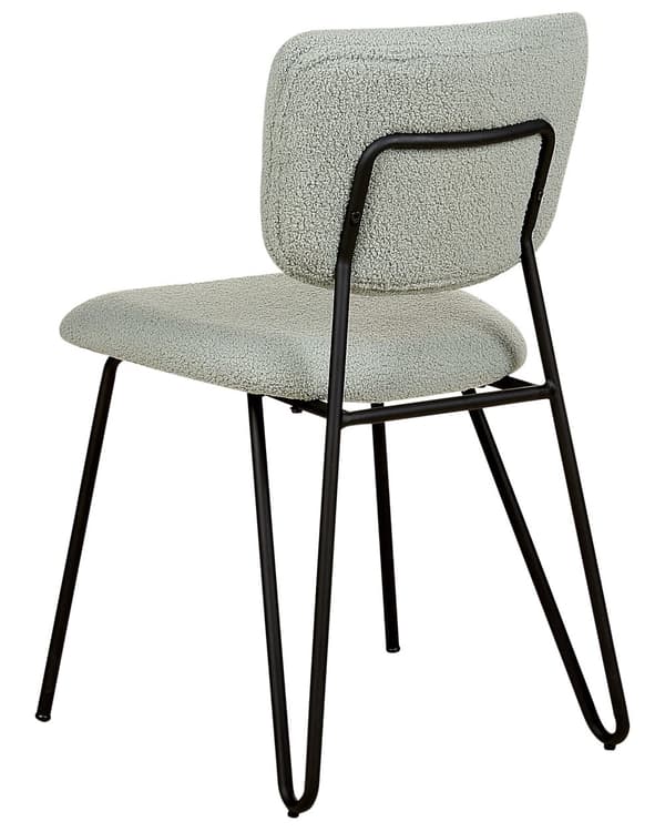 Sett med 2 spisestuestoler Lysegrønn bouclékledning Svarte metallben Armløs buet rygg Moderne moderne design