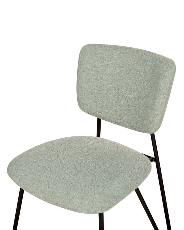 Sett med 2 spisestuestoler Lysegrønn bouclékledning Svarte metallben Armløs buet rygg Moderne moderne design