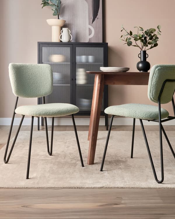 Sett med 2 spisestuestoler Lysegrønn bouclékledning Svarte metallben Armløs buet rygg Moderne moderne design