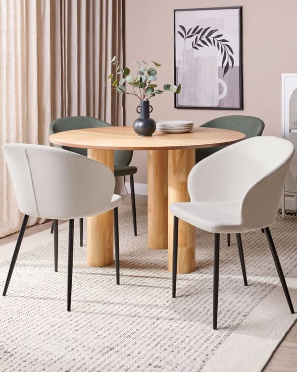 Sett med 2 spisebordsstoler Lys beige stoffkledd med svarte ben Retrostil Møbler i stuen