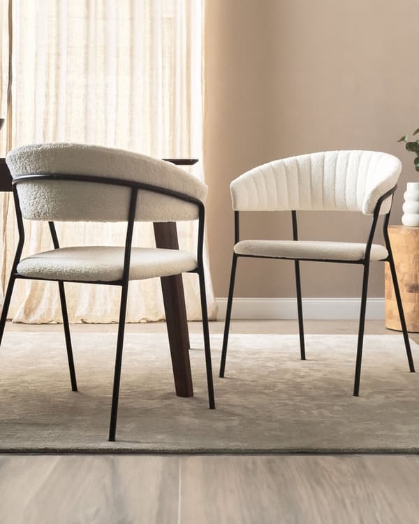 Set med 2 matstolar Off-White Boucle tygklädsel Svarta metallben med armstöd Böjt ryggstöd Modern modern design