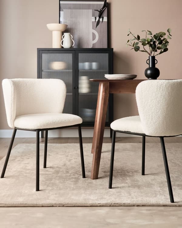 Uppsättning med 2 matstolar Klädsel i krämfärgad polyester Svarta metallben Armlöst böjt ryggstöd Modern och samtida design