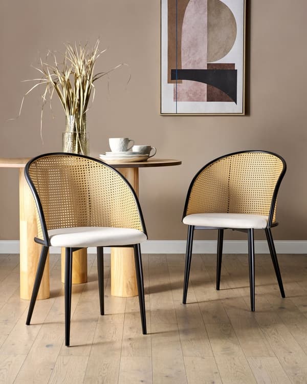 Sett med 2 spisestoler med svart metallramme og beige stoffsete med wienerflettede ryggstøtter Retro sitteplasser