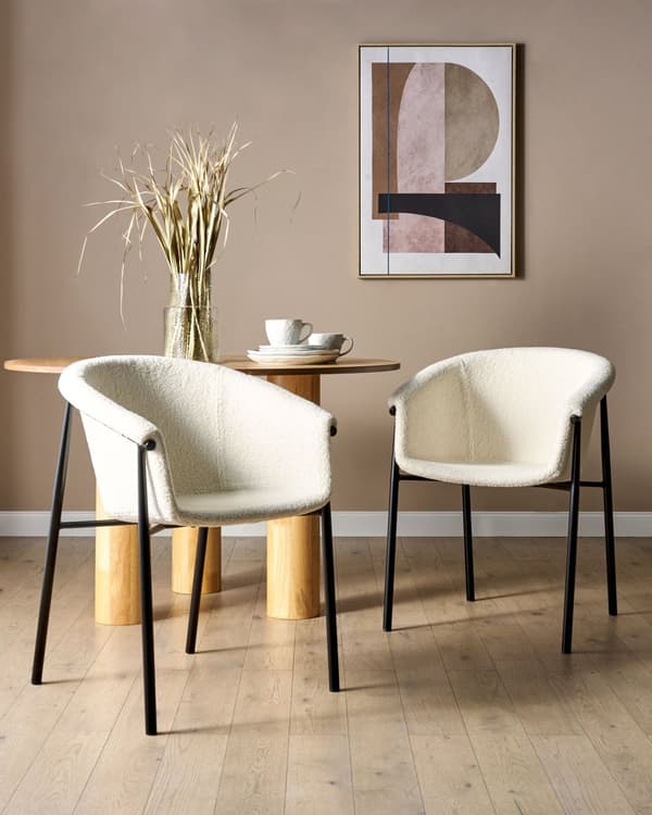 Set om 2 Matstolar Off-White Bouclé Klädsel Samtida Modern Design Matplats Kök
