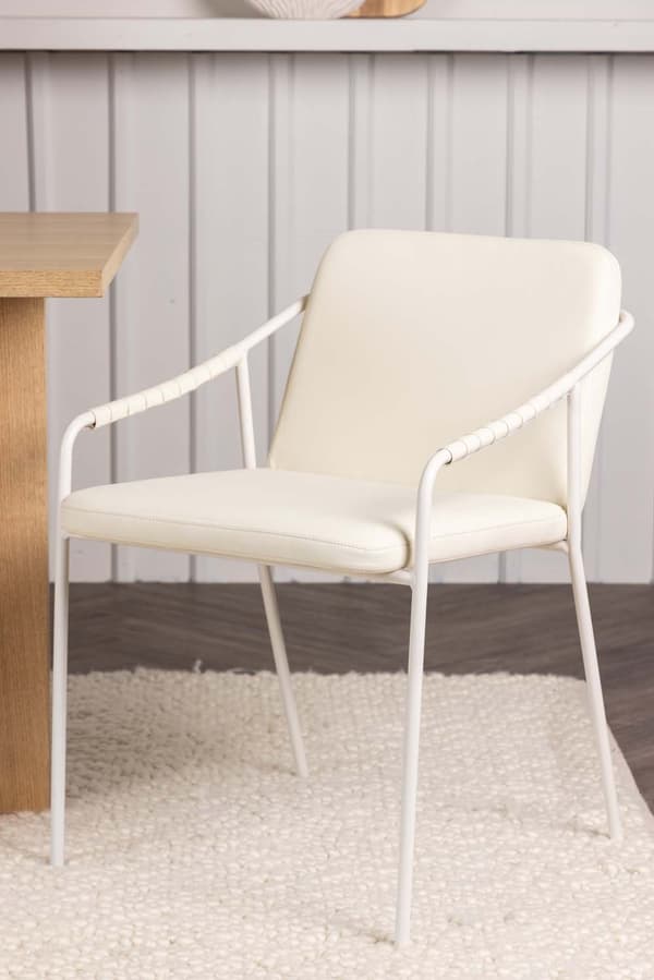 2 x Tvist spisestuestoler med armlener PU kunstskinn beige.