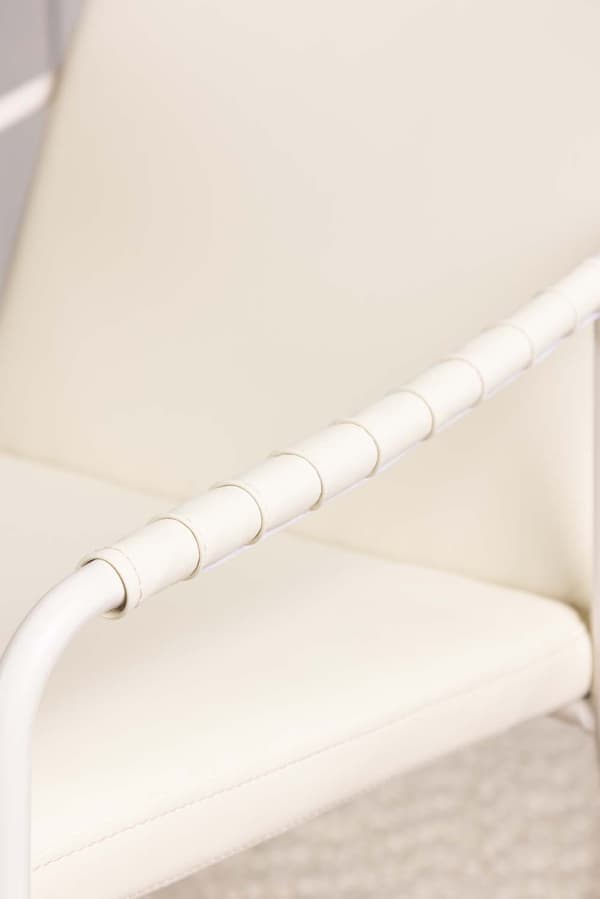 2 x Tvist spisestuestoler med armlener PU kunstskinn beige.