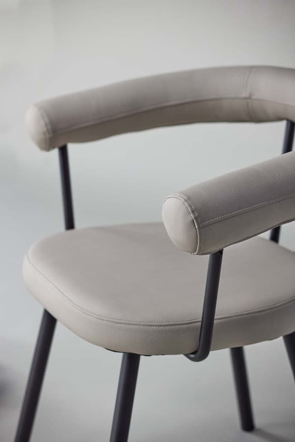 2 x Västerås spisestuestoler med armlener PU kunstskinn offwhite.