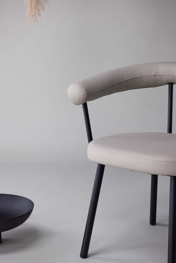 2 x Västerås spisestuestoler med armlener PU kunstskinn offwhite.